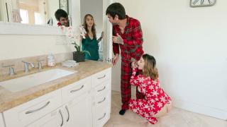 LaSirena69, Angel Youngs - A Very Cummy Christmas Eve