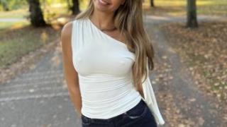 Lily Phillips - Lily Lights Up London